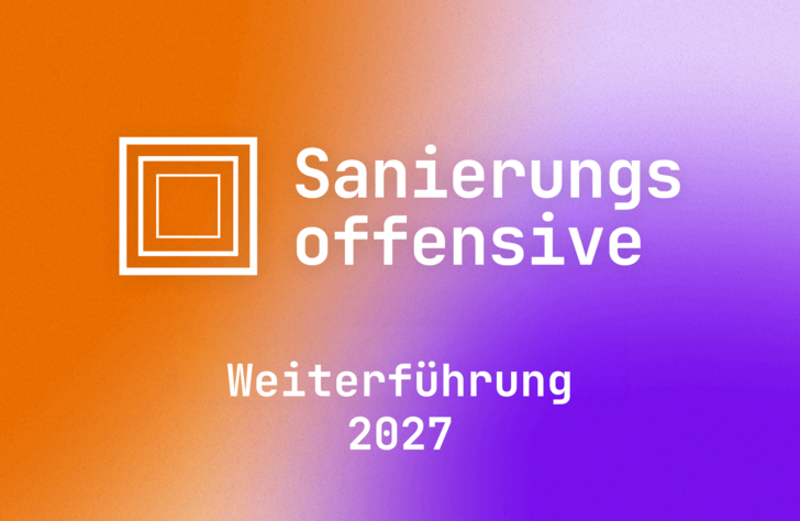 Weißes Logo mit drei ineinanderliegenden Quadraten und Text 'Sanierungs offensive Weiterführung 2027' auf orange-lila Farbverlaufshintergrund